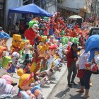 La calle concentra una gran actividad comercial en diciembre, por la venta de monigotes.