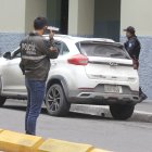 Agentes de la Policía Nacional y Dinased realizan pericias en la escena del asesinato del taxista informal.