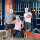 Jóvenes con máscaras de botellas se hicieron virales al decir que se identifican como “cervecerians”