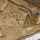 El subsuelo milenario de Roma nunca deja de sorprender y durante las excavaciones, como suele ser habitual en la capital, se descubrió una nueva parte de la necrópolis, de la cual se conocía solo una pequeña parte, pero que estaría formada por hasta cinco edificios funerarios que datan de un período comprendido entre el siglo I a. C. y el siglo IV d. C