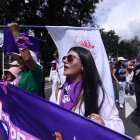 Mujeres marchan en Quito exigiendo justicia y derechos en el 8M 2026.