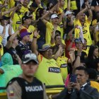Los hinchas toreros celebran el gol de Benedetto en la victoria 1-0 de Barcelona SC ante Emelec.
