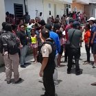 El levantamiento del cadáver se hizo ante la mirada de moradores preocupados.