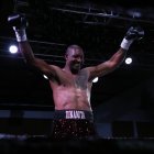 El festejo de Dinamita Espinoza tras ganar el último combate de su carrera.