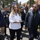 La senadora y candidata del Centro Democrático a la presidencia de Colombia, Paloma Valencia, camina durante una jornada de campaña este domingo, en Bogotá