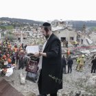 Personas observan los daños que dejó el bombardeo en Irán el pasado 28 de febrero.