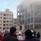 Rescatistas trabajan entre los escombros tras el impacto de un misil en edificios residenciales de Teherán