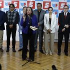 Gabriela Rivadeneira lideró la rueda de prensa con sus coidearios.