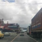 Camiones bloquean el paso en el puente de Rumichaca durante el paro de transportistas colombianos