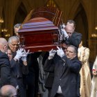 Personas sostienen el féretro del cantante Willie Colón este lunes, al finalizar una misa pública con motivo de su funeral en la Catedral de San Patricio en Nueva York.