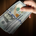 Décimo cuarto sueldo 2026 en Ecuador: trabajadores de la Costa y Galápagos deben recibir el bono escolar de 482 dólares hasta el 15 de marzo.