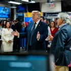 El presidente de Estados Unidos, Donald Trump, tuvo un breve encuentro con un grupo de venezolanos y cubanos en el icónico restaurante El Arepazo