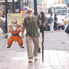 Él admite que le duele caminar, pues sufre problemas óseos.