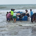 Moradores de Galera y Quingue colaboran en el arribo de la embarcación pesquera Denis, tras el accidente marítimo que dejó dos víctimas frente a Tongorachí.