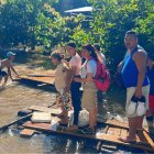 Habitantes de San Gregorio improvisan un paso elevado para enfrentar las aguas que inundaron sus comunidades, buscando seguridad en medio de la emergencia.