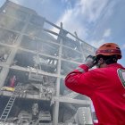 Equipos de la Media Luna Roja continúan las labores de rescate en Teherán tras el ataque que destruyó un edificio residencial
