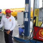 Aunque Ecuador aplica un sistema de bandas para limitar el incremento, ciudadanos temen que el alza del combustible encarezca el costo de vida.