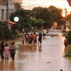 Las familias retiraron en camionetas los enseres que no fueron afectados por el agua.