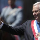 El ultraderechista José Antonio Kast saluda a sus seguidores después de asumir este miércoles la Presidencia de Chile.