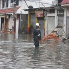 En Sauces 6, en la calle Gabriel Roldós, el agua daba hasta las rodillas.