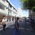 Los peatones se detenían a fotografiar las tareas de rescate y la zona cero.