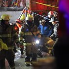 Bomberos y policías realizaron un operativo de búsqueda en el sistema de drenaje de Flor de Bastión tras la caída del menor durante la lluvia.