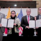 John Reimberg, ministro del Interior; María José Pinto, vicepresidenta de la República; y representantes del Gobierno de Estados Unidos, durante la firma del convenio de cooperación entre Ecuador y el FBI.