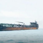 Equipos de emergencia trabajan para extinguir el incendio en uno de los petroleros atacados cerca de la costa de Basora, en Irak