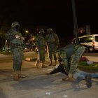 Recorrido y patrullaje nocturno por las calles del Sur de Quito con Militares antes durante el toque de queda. Quito 17 de Enero de 2024 Agencia(ag-extra ag-expreso-ag-quito) Gustavo Guaman