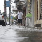 En Sauces 6, el nivel del agua alcanzó las rodillas de los peatones, dificultando el tránsito por la calle Gabriel Roldós.