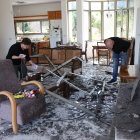 Los residentes intentan recuperar sus pertenencias entre los escombros.