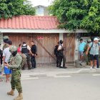 Policías y militares llegaron al sitio donde se registró la masacre en Playas, pero no pudieron impedir que los familiares se llevaran los cuerpos.