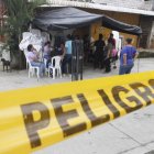 El niño es velado por sus parientes y vecinos este viernes.