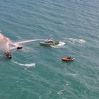 Barcos de bomberos combaten el incendio de una embarcación turística frente a Miami Beach
