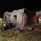 Equipos de emergencia trabajan tras el impacto de un misil en viviendas del norte de Israel