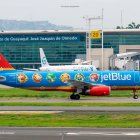 El avión temático de Super Mario de JetBlue sorprendió a observadores en el aeropuerto de Guayaquil