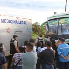 Agentes policiales retiraron los cuerpos sin vida desde el interior del bus.