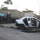 El día de la masacre más sangrienta en la historia del país, criminales balearon y quemaron vehículos en medio del caos.