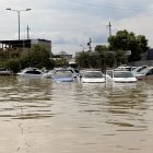 Los vehículos policiales están ‘ahogados’ en el parqueadero de la institución, en Babahoyo.
