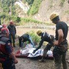 Integrantes de los organismos de socorro rescataron el cuerpo sin vida de una de las hermanas desaparecidas en el aluvión del 9 de marzo de 2026.