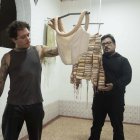 Estas vísceras de tejidos están suspendidas en el aire por un mecanismo de péndulos y alambre.