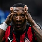 Milan, con Pervis Estupiñán, quiere acercarse al liderato ante una irregular Lazio.