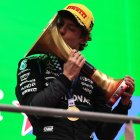 El piloto de Mercedes, Andrea Kimi Antonelli, como campeón del Gran Premio de China.