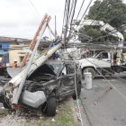 Uno de los vehículos se fue contra un poste, luego de chocar con otro automotor.