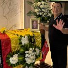 La camisete de Barcelona SC sobre el féretro de Simón Cañarte, y Ángel Encalada socio del ídolo en el adiós.