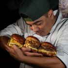 Julio Charco mientras abraza sus creaciones: hamburguesas de autor.