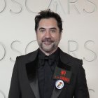 El español Javier Bardem posa en la alfombra roja durante la 98 edición de los premios Óscar.