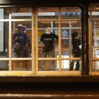 Integrantes de la Autoridad de Tránsito y Movilidad de Guayaquil (ATM) custodian en una calle tras el toque de queda este domingo, en Guayaquil (Ecuador).