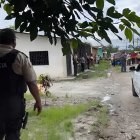 Agentes de la Policía Nacional realizan pericias en la escena del crimen en el barrio San Pablo, sector 4 de La Nueva Concordia, tras el asesinato de un menor de edad.