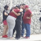 Familiares llegaron a la escena del crimen donde fue asesinado el joven de 18 años.